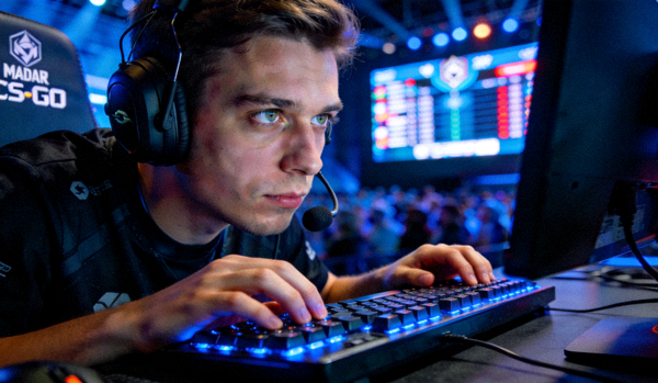 CS:GO Major决赛舞台上选手专注比赛的特写