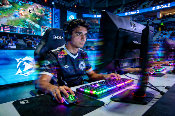 DOTA2选手Nisha在比赛中专注操作键盘鼠标